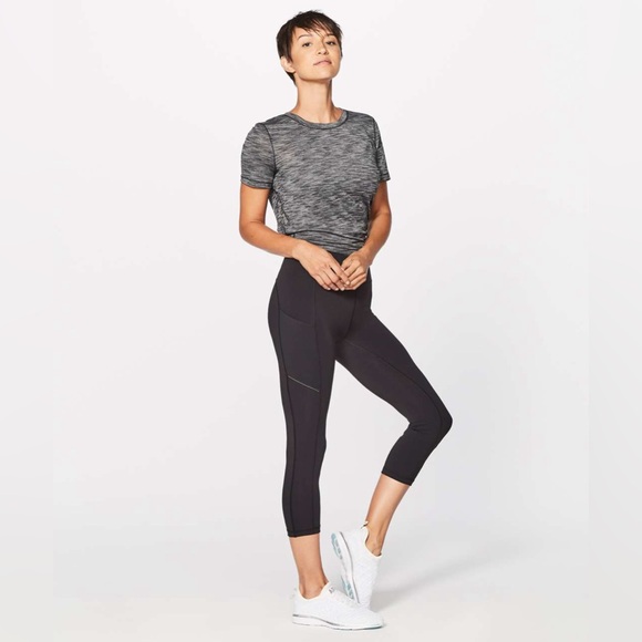 SOLD Lululemon Speed Up Crop 21" in Black Size 6 - Picture 3 of 10